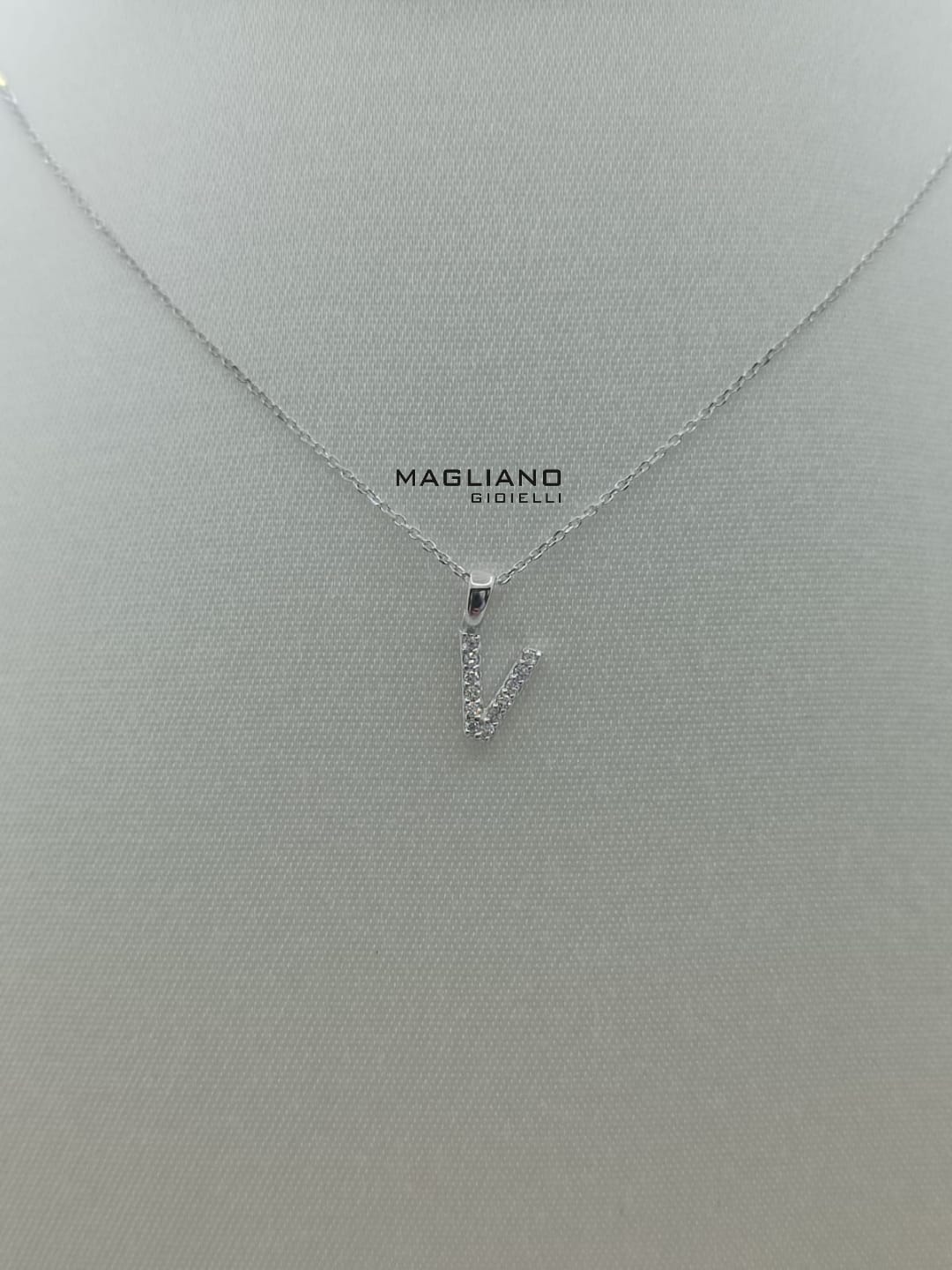 Collana oro bianco e diamanti lettera V